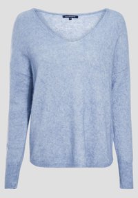 Jasnoniebieski sweter z dekoltem w serek, wykonany z miękkiego, puszystego materiału dzianego. Posiada długie rękawy i luźny krój z wykończeniem w postaci ściągacza na dole.