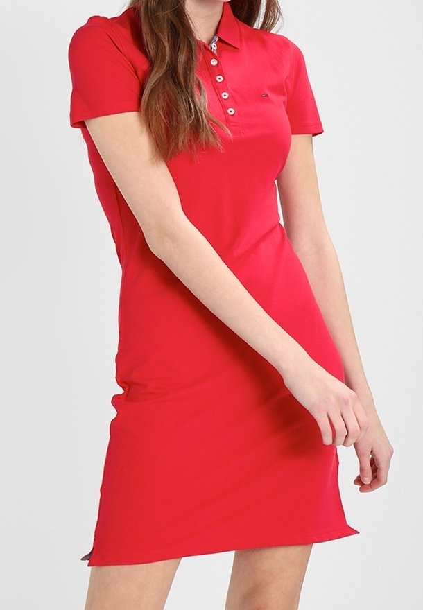 Vestido polo rojo de manga corta, con una tapeta de botones y un diseño ajustado. Tejido liso y elástico con un dobladillo recto.