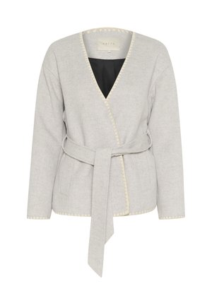 Chaqueta envolvente de color gris claro, hecha de tejido suave, con escote en V, mangas largas, cinturón en la cintura y costuras de color crema a lo largo de los bordes.