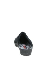 Zwarte instapschoen met een suede-achtige bovenkant, gevoerde binnenzool met een bloemmotief en een gestructureerde rubberen zool.