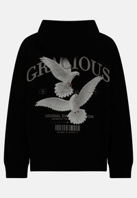 Fleeced preto com um design gráfico de duas pombas brancas, texto "GRACIOUS" e um código de barras em cinza e vermelho. Textura de tecido macio.
