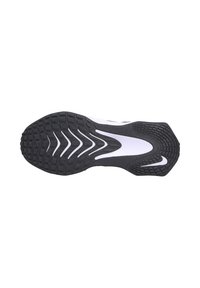 Sole di scarpa atletica in gomma nera con accenti bianchi, caratterizzata da un motivo testurizzato per una migliore aderenza e aperture di ventilazione lungo il midsole.