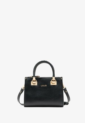 Borsa a mano in pelle nera testurizzata con hardware dorato, manico superiore intrecciato, tracolla regolabile e dettaglio del logo sul frontale.