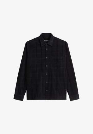 Czarna koszula sztruksowa z długim rękawem, w kratę, zapinana na guziki z przodu, z kołnierzykiem i jedną kieszenią na piersi. Materiał o fakturze, luźny krój.