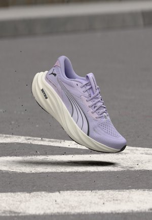 Puma, MAGNIFY NITRO 3 WNS - Обувки за бягане по асфалт - light lavender/silver-coloured
