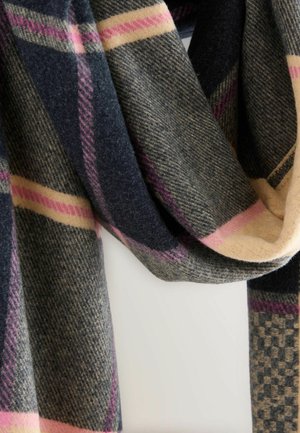 Ullscarf med ett rutig mönster i mörk marinblått, rosa och beige nyanser. Mjuk textur med en subtil rutigt detalj på en kant.