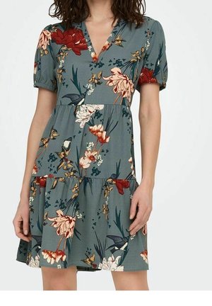 Blumenmusterkleid mit tiefem V-Ausschnitt, kurzen Puffärmeln und einem gestuften Rock. Strukturierter Stoff in gedeckten Grün-, Rot- und Cremetönen.