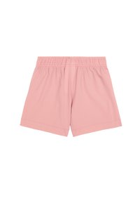 Shorts roses clairs en tissu doux et léger. Ils sont dotés d'une taille élastique et d'un design simple, sans motifs ni détails supplémentaires.