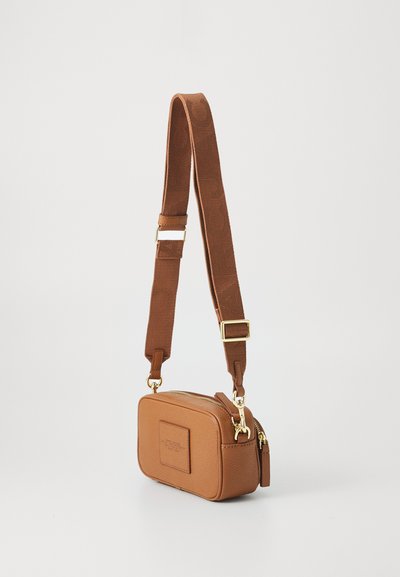 MARC JACOBS THE CROSSBODY - Keresztpántos táska - argan oil