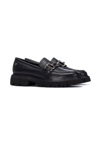 Mocasines de cuero negro con suela gruesa, que presentan detalles en metal y una textura suave. Tienen una forma de punta redondeada y un diseño elegante.