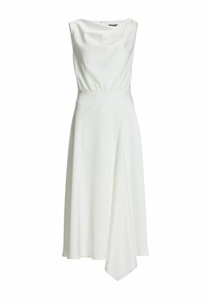 Vestido blanco sin mangas con escote drapeado en forma de capucha, cintura ajustada y falda de línea A fluida, con un detalle de dobladillo asimétrico.