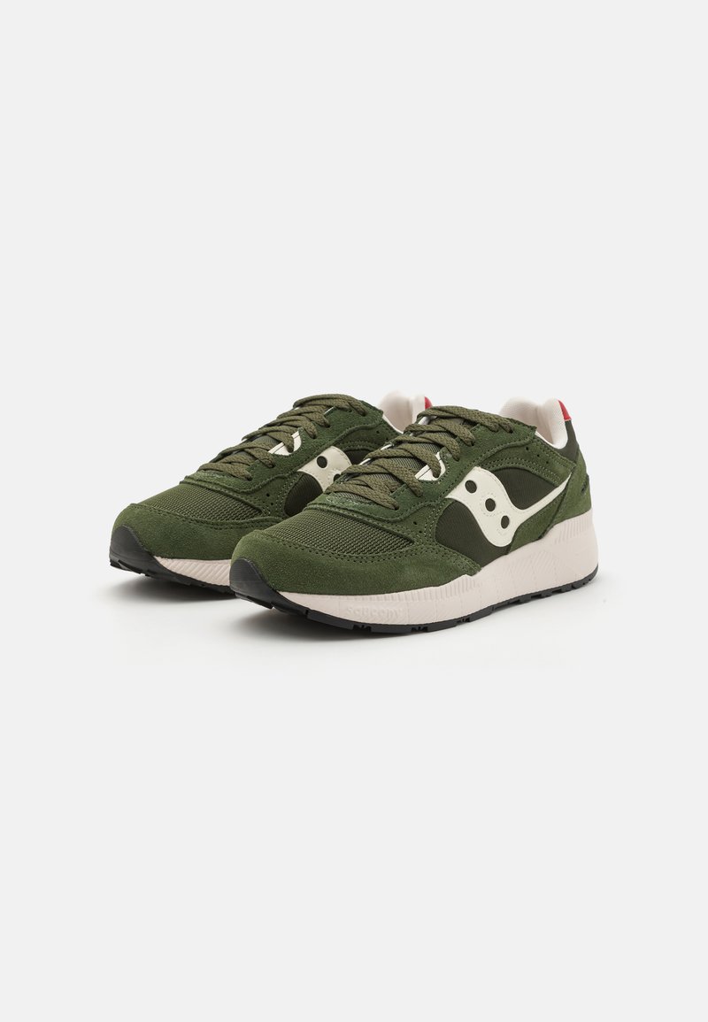 Sneakers verde oliva con tomaia in rete e suede, dettagli bianchi, punta arrotondata, design con lacci e suola in gomma nera testurizzata.