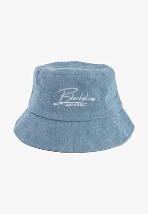 Jasnoniebieska kapelusz typu bucket z dżinsowego materiału o teksturowanej powierzchni. Na przodzie znajduje się haftowane logo "Blackskies Apparel" na biało.