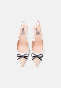 Λευκές αιχμηρές μπαλαρίνες με μπεζ γυαλιστερές άκρες, μαύρα φιόγκους και χρυσά καρδιές ως διακοσμητικά, με την επωνυμία "Love Moschino" στις εσωτερικές σόλες.