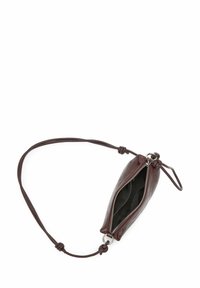 Kabelka přes tělo z vínově červené kůže se zipovým uzávěrem, prodlouženým tvarem a uzlovým detailem na popruhu. Vnitřek obsahuje černou látkovou podšívku a přihrádky.