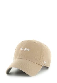 Beige Baumwollmütze mit gebogenem Schirm, bestickt mit "New York" in Weiß und "47" Logo an der Seite. Glatte Textur und klassisches Design.
