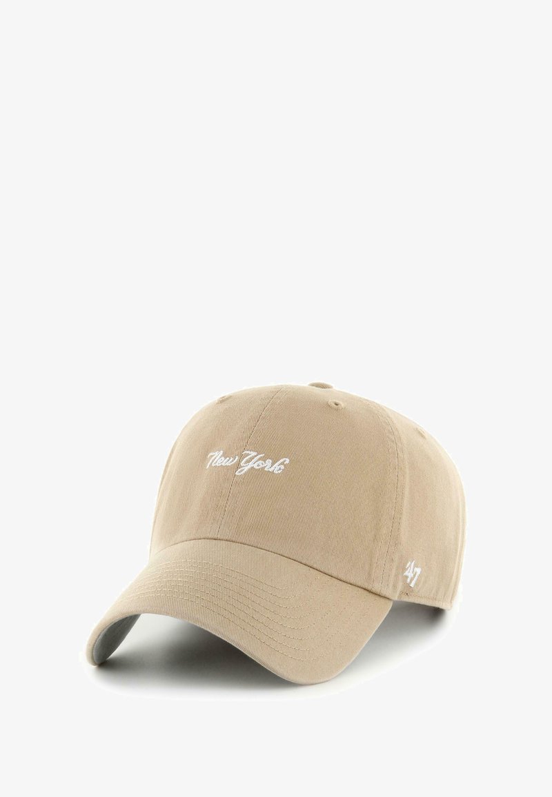 Beige Baumwollmütze mit gebogenem Schirm, bestickt mit "New York" in Weiß und "47" Logo an der Seite. Glatte Textur und klassisches Design.