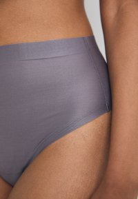 Spanx SHEER POWER THONG - Vormivad rõivad - mythical grey