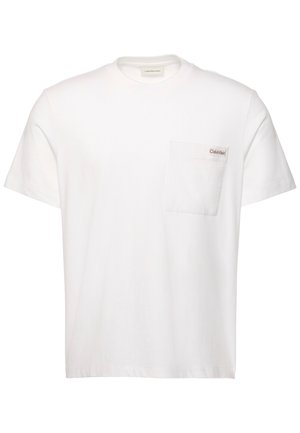 Biała, krótka koszulka z krótkim rękawem i okrągłym dekoltem, z kieszenią na piersi z małą metką z logo Calvin Klein.