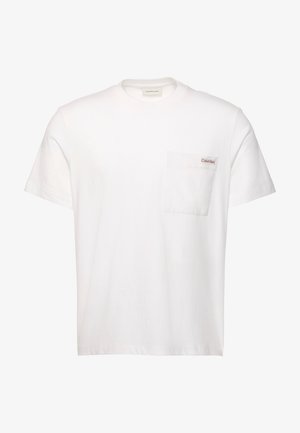 Bela majica s kratkimi rokavi in okroglim izrezom ter prsnim žepom z majhno etiketo s logotipom Calvin Klein.