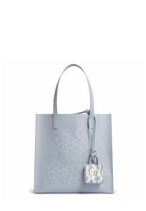 Borsa tote Ted Baker azzurro chiaro con motivo floreale in rilievo e una piccola pochette floreale attaccata che pende da una maniglia.