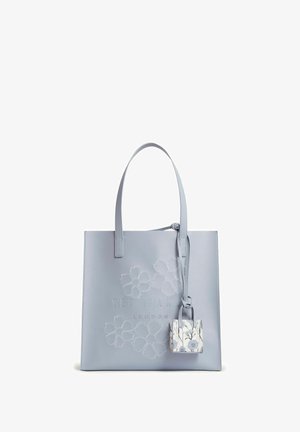 Sac cabas Ted Baker bleu clair avec embossage floral et petite pochette à motif floral attachée, suspendue à une anse.