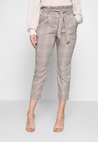 Beige rutiga byxor med bälte i midjan, som har fickor och en kortad design. Tyget har en slät textur och en svag lyster.