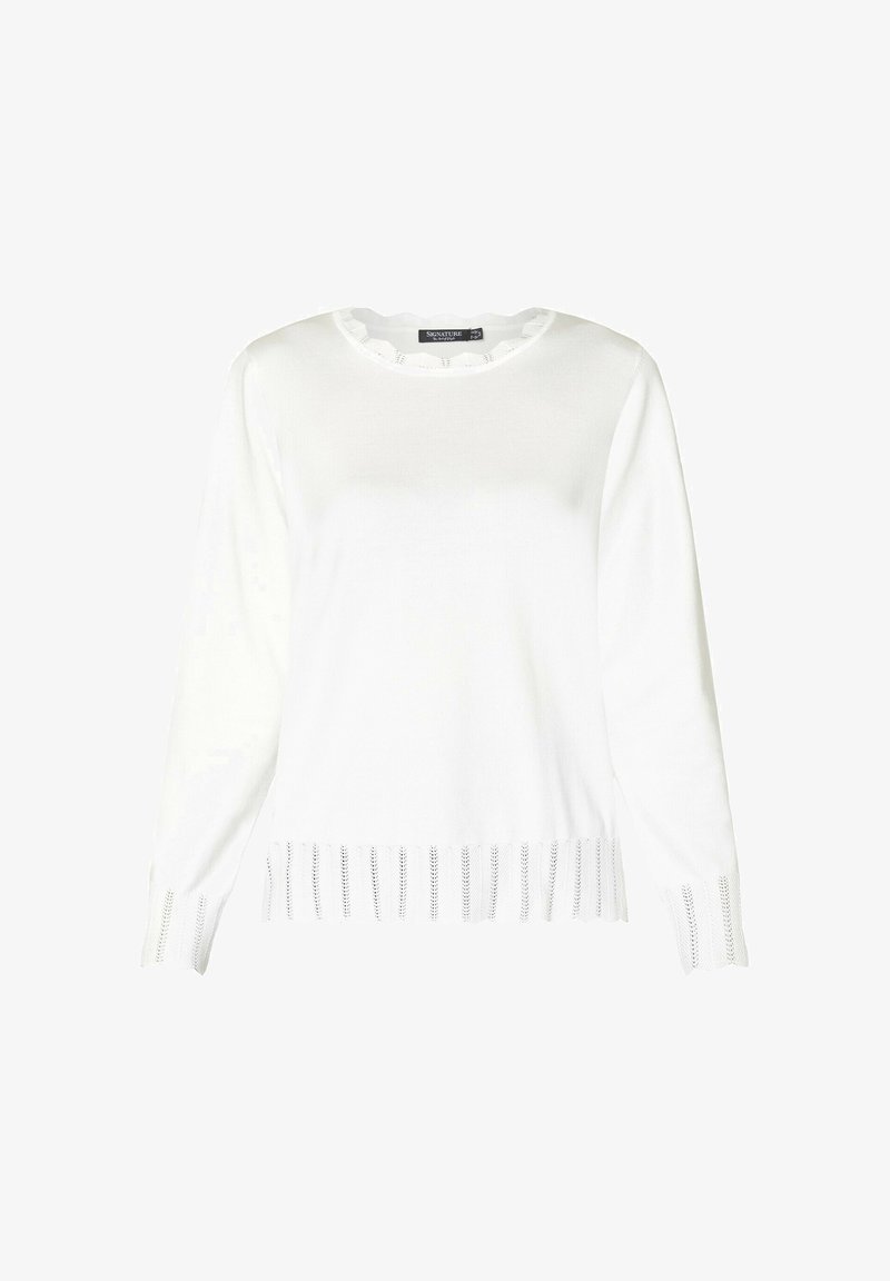 Hvid strikket sweater med lange ærmer, en bølget halsudskæring og et bladmønster ved kanten og ærmerne, der har en glat tekstur.