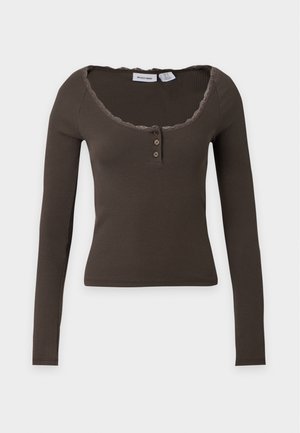 Noisy May, NMMAYA L/S LACE HENLEY TOP NOOS - T-shirt à manches longues - chocolate brown