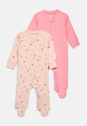 Dva duge rukave, spavaćice za bebe s nogavicama, jedna ružičasta s bijelim točkicama i jedna svijetlo ružičasta s malim cvjetnim i jagodastim uzorcima.