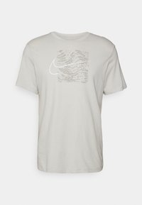 Jasnoszara bawełniana koszulka z okrągłym dekoltem i krótkimi rękawami, z geometrycznym, białym wzorem graficznym umieszczonym na środku przodu.