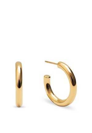 Paire de grosses boucles d'oreilles créoles dorées et brillantes, l'une montrée de côté et l'autre avec la tige visible pour oreilles percées.