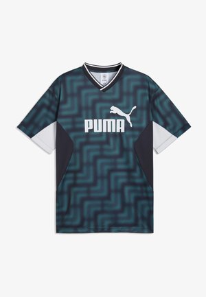 Maillot de sport vert sarcelle foncé et noir avec logo Puma blanc et motif géométrique en forme de labyrinthe, manches courtes et col en V.
