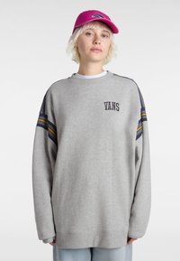 Grijze sweatshirt met geribbelde manchetten en een klein zwart "VANS" logo aan de voorkant. Accenten zijn blauwe en gele strepen op de mouwen.