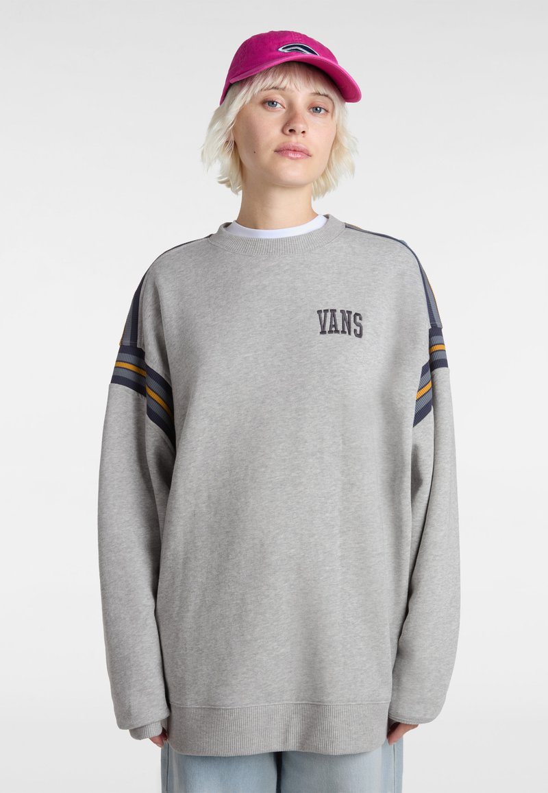 Grijze sweatshirt met geribbelde manchetten en een klein zwart "VANS" logo aan de voorkant. Accenten zijn blauwe en gele strepen op de mouwen.