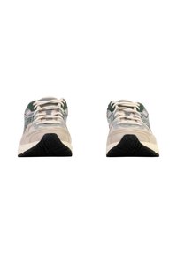 Le scarpe da ginnastica leggere presentano una tomaia in rete grigia con accenti verdi, lacci color crema e una suola in gomma beige e nera testurizzata.