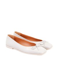 Witte leren ballet flats met een ronde neus, platte zool en een decoratieve strik aan de voorkant. Het interieur heeft een lichtbruine inlegzool.