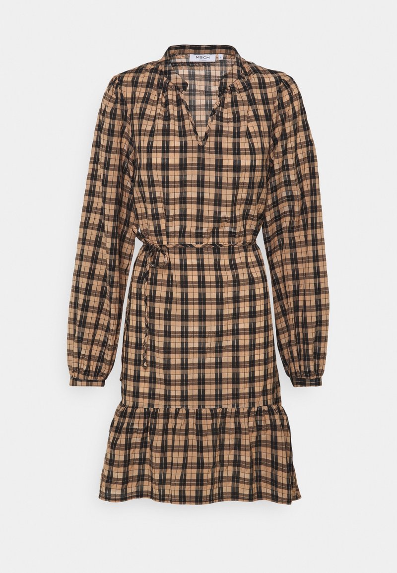 Robe à manches longues à carreaux marron et noir avec col en V, ceinture élastique à la taille et ourlet à volants, présentée sur fond blanc.