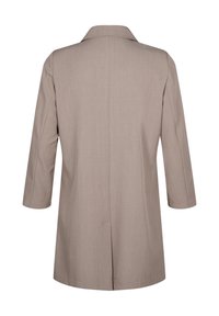 Abrigo marrón claro, de longitud media, hecho de una tela suave. Presenta un cuello con muesca y mangas de tres cuartos con un corte recto y una abertura en la espalda.