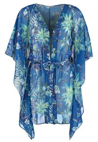 Modrý průsvitný kaftan s zeleno-bílým květinovým vzorem, výstřih do V, volné rukávy a odpovídající látkový pásek v pase.