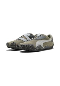 Zielone tekstylne sneakersy z szarymi akcentami, z zapięciem na rzep, wyściełanym kołnierzem oraz teksturowaną gumową podeszwą z kolcami dla lepszej przyczepności.