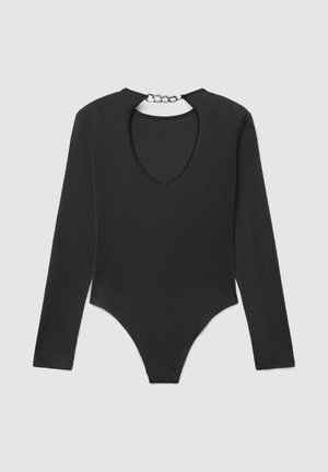 Body noir à manches longues avec un décolleté arrondi et un dos plongeant. Doté d'un détail chaîne au dos, fabriqué dans un matériau lisse et extensible.
