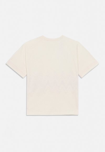 Απλό κοντομάνικο T-shirt σε εκρού χρώμα, απλωμένο επίπεδα, παρουσιάζοντας την πίσω πλευρά με στρογγυλή λαιμόκοψη και χωρίς ορατά λογότυπα ή σχέδια.