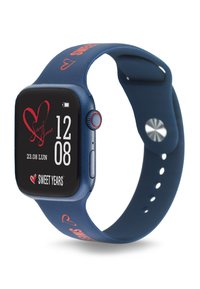 Smart klocka med en rektangulär svart skärm, blå silikonrem med röd text och ett hjärtmönster, sidoknapp och kronsats.