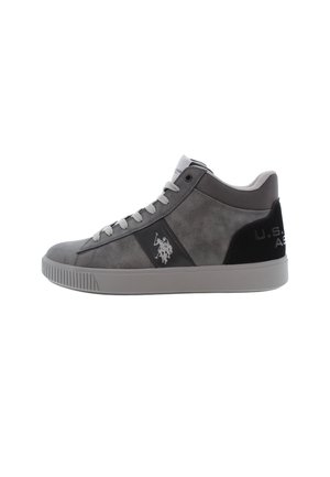 Grauer und schwarzer High-Top-Sneaker mit weißen Schnürsenkeln, einem Polo-Spieler-Logo an der Seite und "U.S. Polo Assn" Text an der Ferse.
