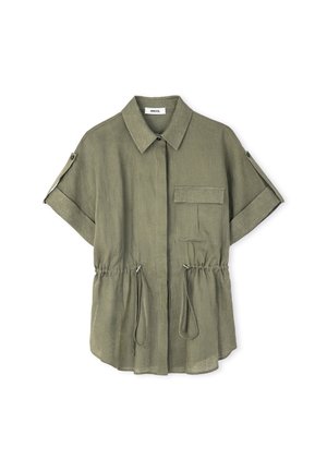 Chemise à manches courtes de couleur vert olive en lin, avec un col, une poche avant, une taille ajustable à cordon et des poignets retournés.