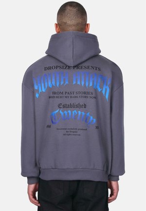 Grå hoodie med en blå grafisk tekstdesign på ryggen, hvor "DROPSIZE PRESENTS" og "YOUTH ATTACK" tydeligt er vist.