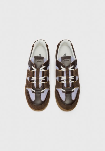 Adidași maro și gri, realizați din suede și plasă, cu șireturi albe, având un design distinctiv, accente texturate și o talpă din cauciuc.