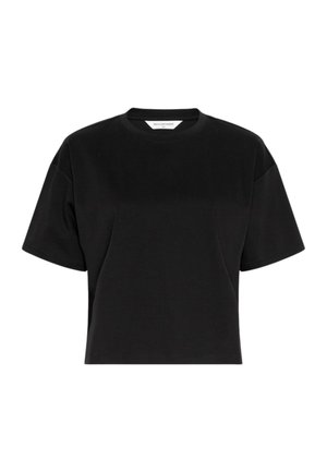 Fekete rövid ujjú, hasleszabott póló kerek nyakkivágással és enyhén széles fazonnal.