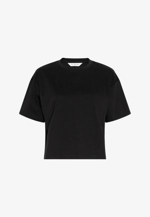 Fekete rövid ujjú, hasleszabott póló kerek nyakkivágással és enyhén széles fazonnal.